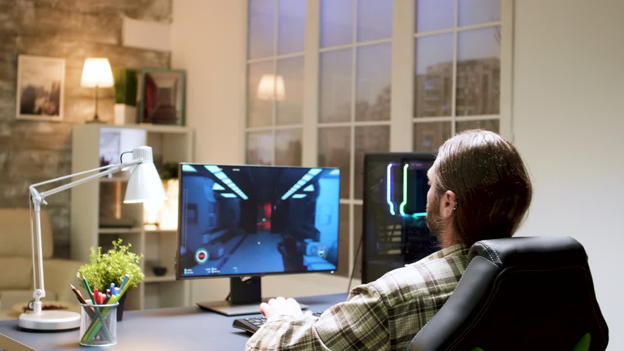 집 에서 비디오 게임 을 하는 사람