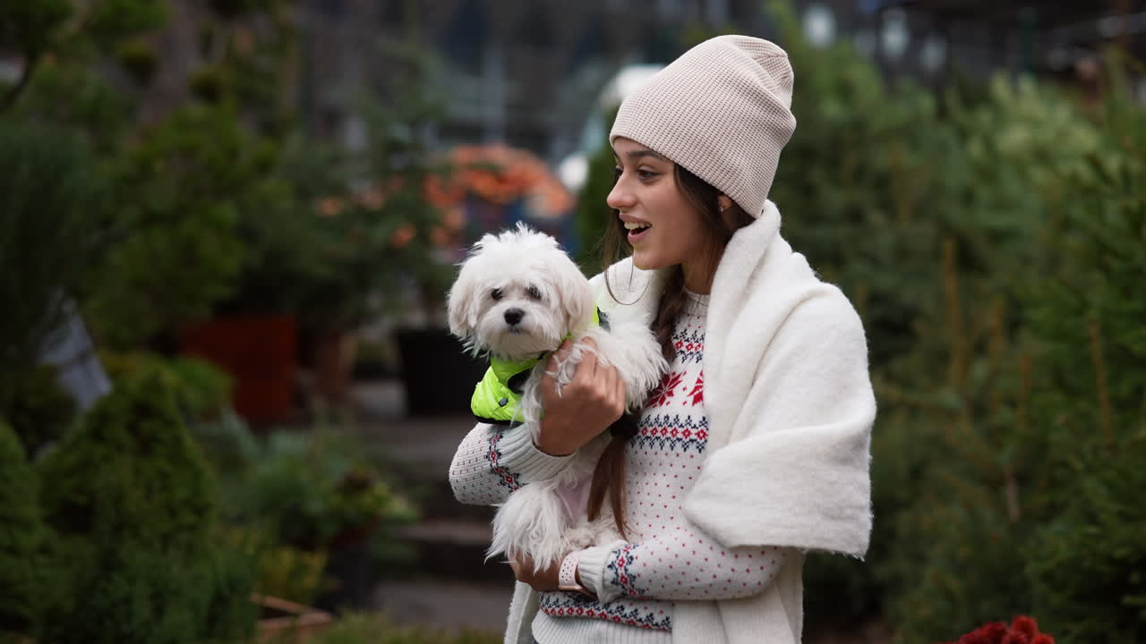 크리스마스 시장 에 있는 개 와 함께 있는 여자