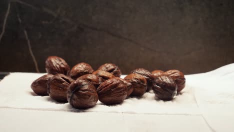 poniendo nueces húmedas en una toalla de papel, estática de cerca