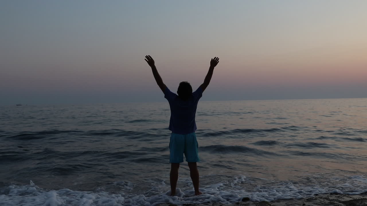 silueta de un hombre triste y deprimido en la playa