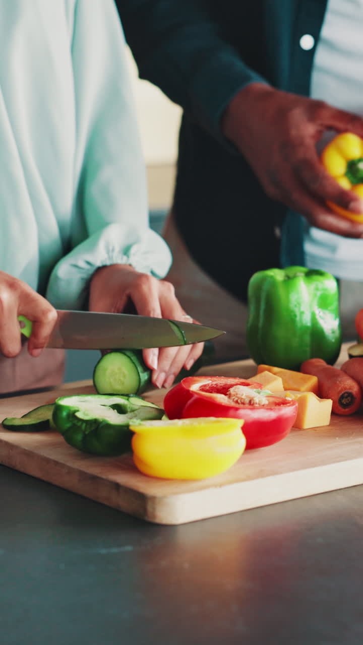 Primo piano di mani che tagliano verdure fresche su un tagliere di legno