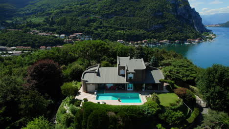 una increíble villa en el lago como, italia