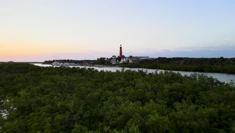 toma cinematográfica del faro de entrada de ponce en florida