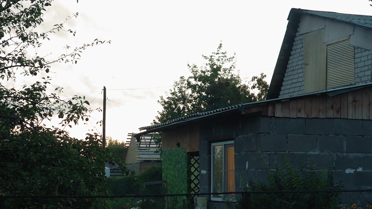 窗戶透出暖光的寧靜鄉村小屋