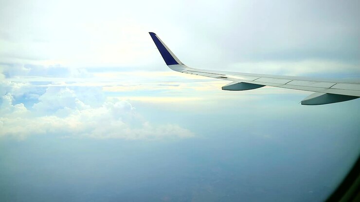 Himmelsk skyet himmel set fra kommercielt flyvindue.