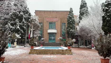 Ziegelschlamm-Tonfliesenboden,-Weiß,-Starker-Schneefall-In-Der-Wüstenstadt-Teheran,-Iran,-Und-Glückliche,-Fröhliche-Menschen,-Die-Schlagkampf-Mit-Schneeball-Spielen,-Und-Wandelnder-Persischer-Garten-Im-Stadtzentrum,-Antike-Architektur