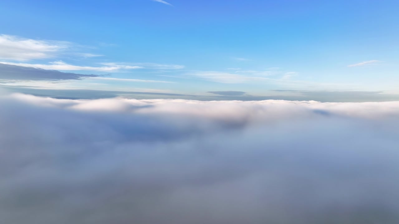Tidsbaseret luftsekvens, der følger tilgangen gennem et lavt skydække mod en klarere himmel