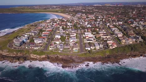 Expensive-seaside-houses-at-Maroubra-Beach-with-ocean-waterfront-view,-Sydney,-Australia