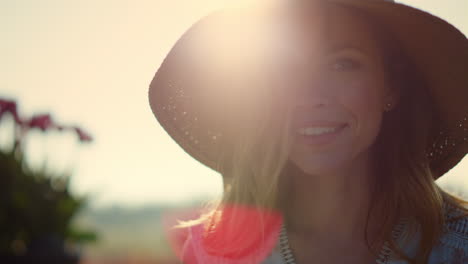 Mujer-Feliz-Sonriendo-En-El-Reflejo-Del-Sol.-Retrato-De-Una-Linda-Dama-Mirando-Con-Una-Sonrisa.