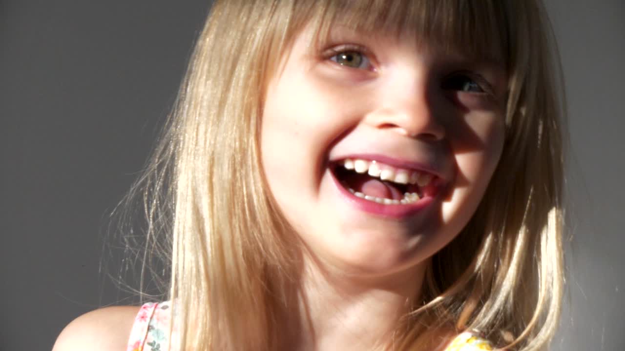 retrato infantil feliz sonriente alegre chica rubia, mirando a la cámara