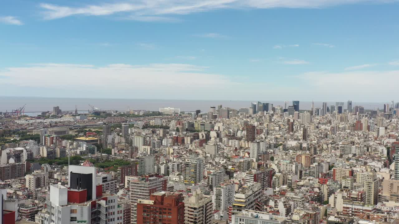 Vista panorámica aérea de Buenos Aires, Argentina, dron volando hacia adelante sobre el parque Las Heras