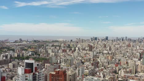 Vista-Panorámica-Aérea-De-Buenos-Aires,-Argentina,-Drone-Volando-Hacia-Adelante-Sobre-El-Parque-Las-Heras