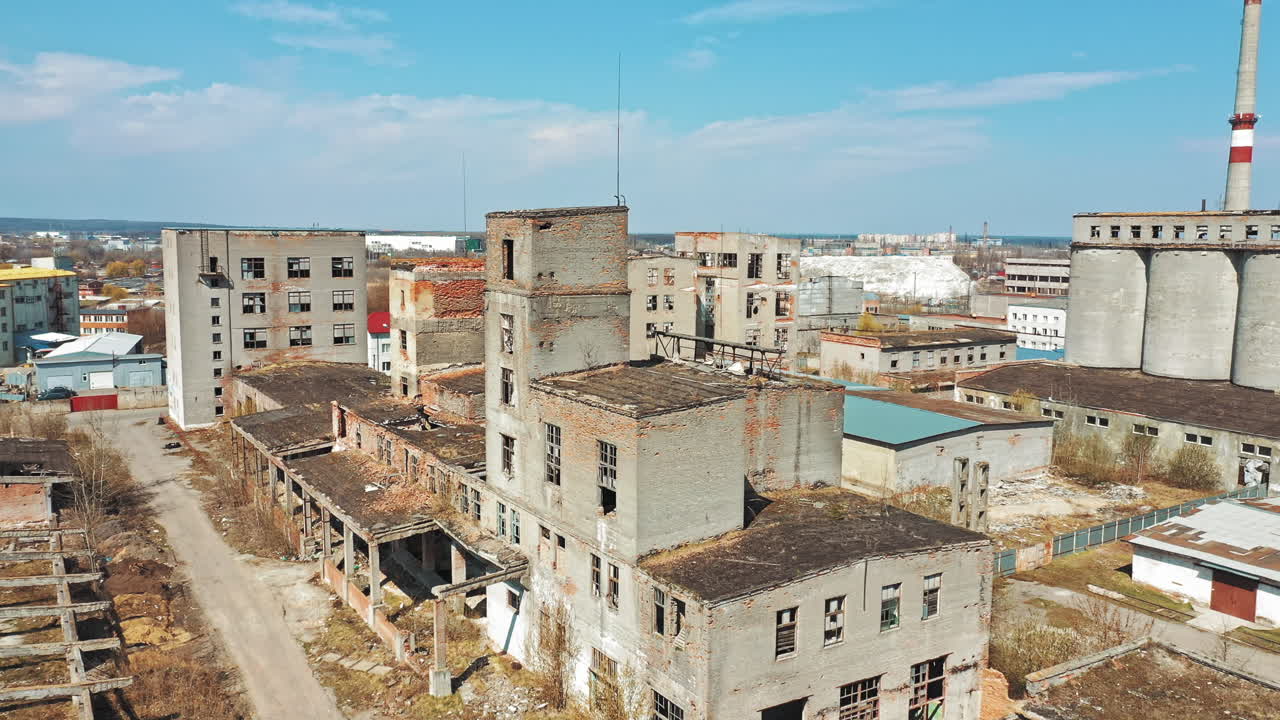 Volo sulla fabbrica distrutta. Vecchio edificio industriale destinato alla demolizione. Vista aerea.