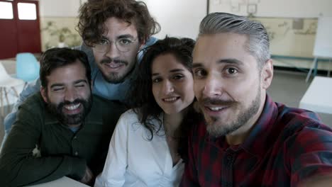 amigos sonrientes posando para un autorretrato