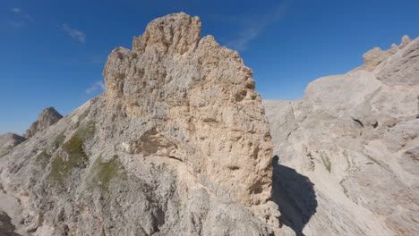 fpv-drohne steigen in der italienischen dolomiten-gebirgskette auf und bereiten sich auf einen atemberaubenden tauchgang vor.