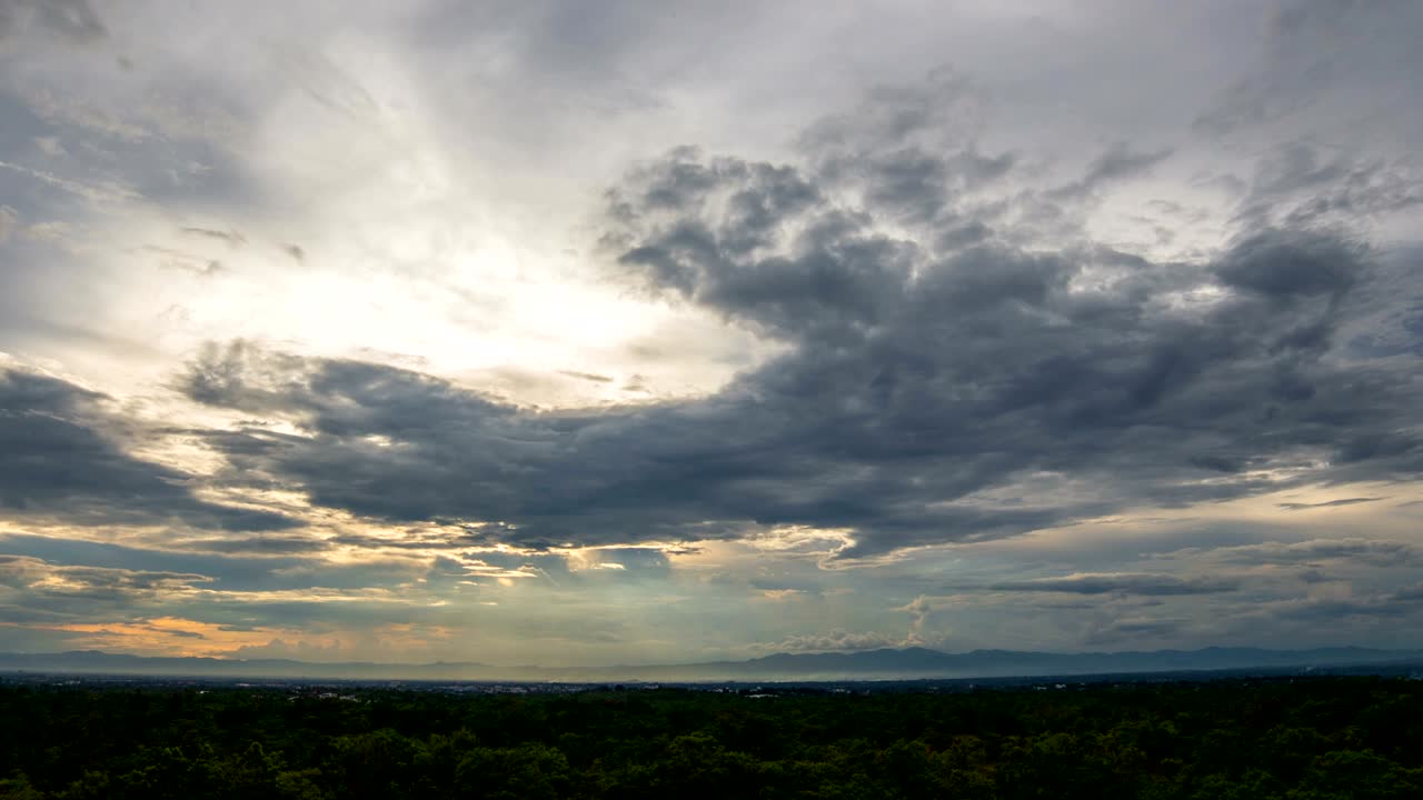 timelapse colorido cielo dramático con nubes al amanecer