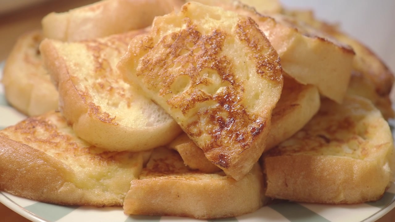 Pila di French toast dorati su un piatto