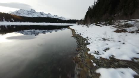 Montañas-Nevadas-Italianas-Reflejadas-En-Un-Lago-Alpino,-Disparo-Rápido-De-Drones-FPV