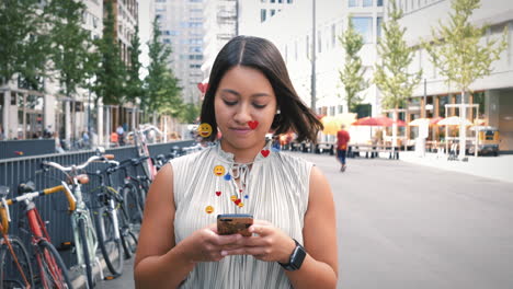 Modelo-Femenino-Camina-Por-La-Zona-Peatonal-E-Interactúa-Con-Su-Teléfono-Inteligente-En-Las-Redes-Sociales