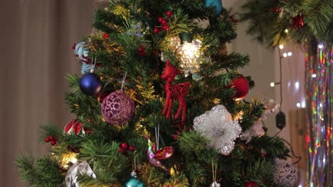 hermoso árbol de navidad con decoraciones coloridas y luces brillantes