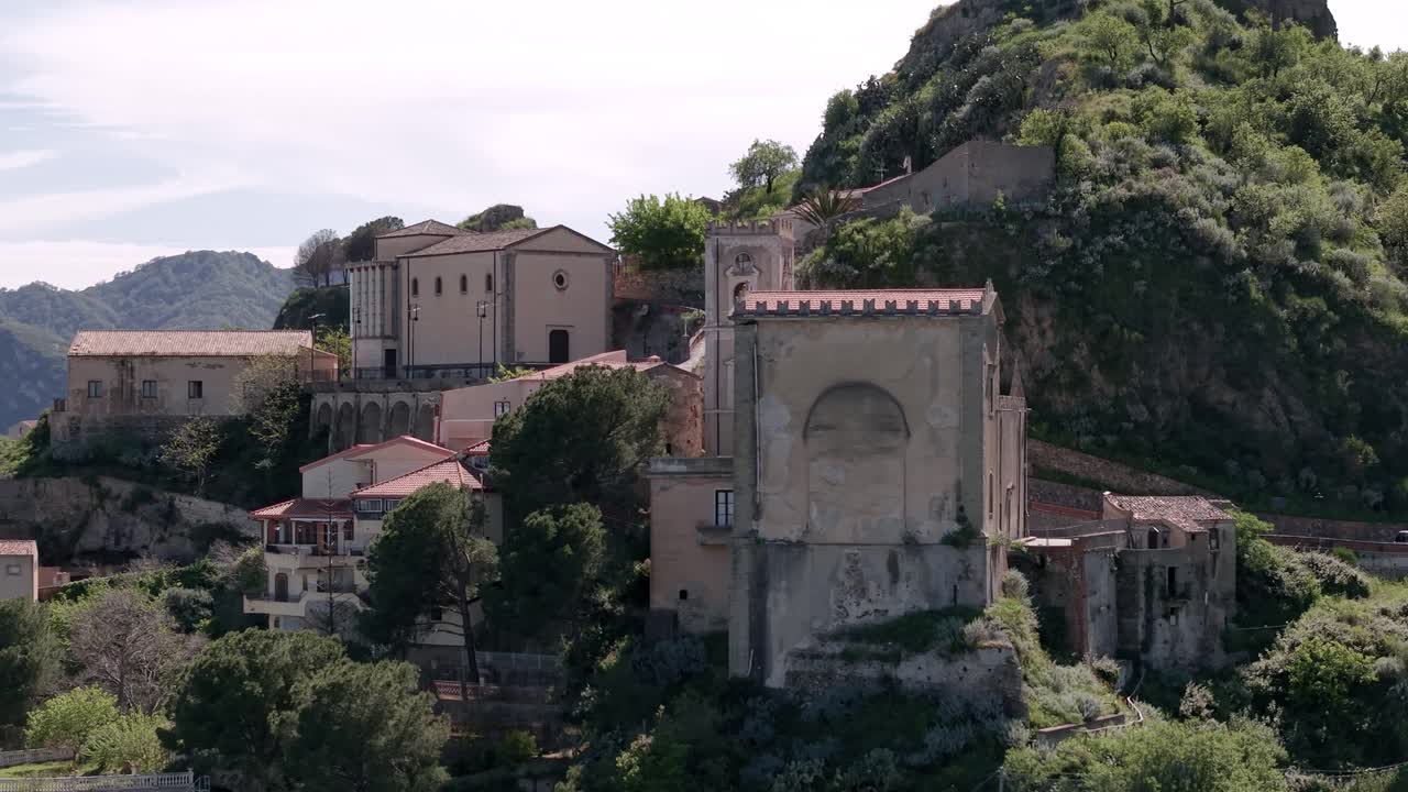 Panorama aereo della Chiesa di San Nicolò a Savoca, Sicilia, architettura montana italiana