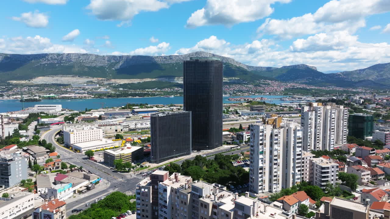 Paisagem urbana com a Torre Dalmácia em Split, Croácia - Tomada aérea de drone