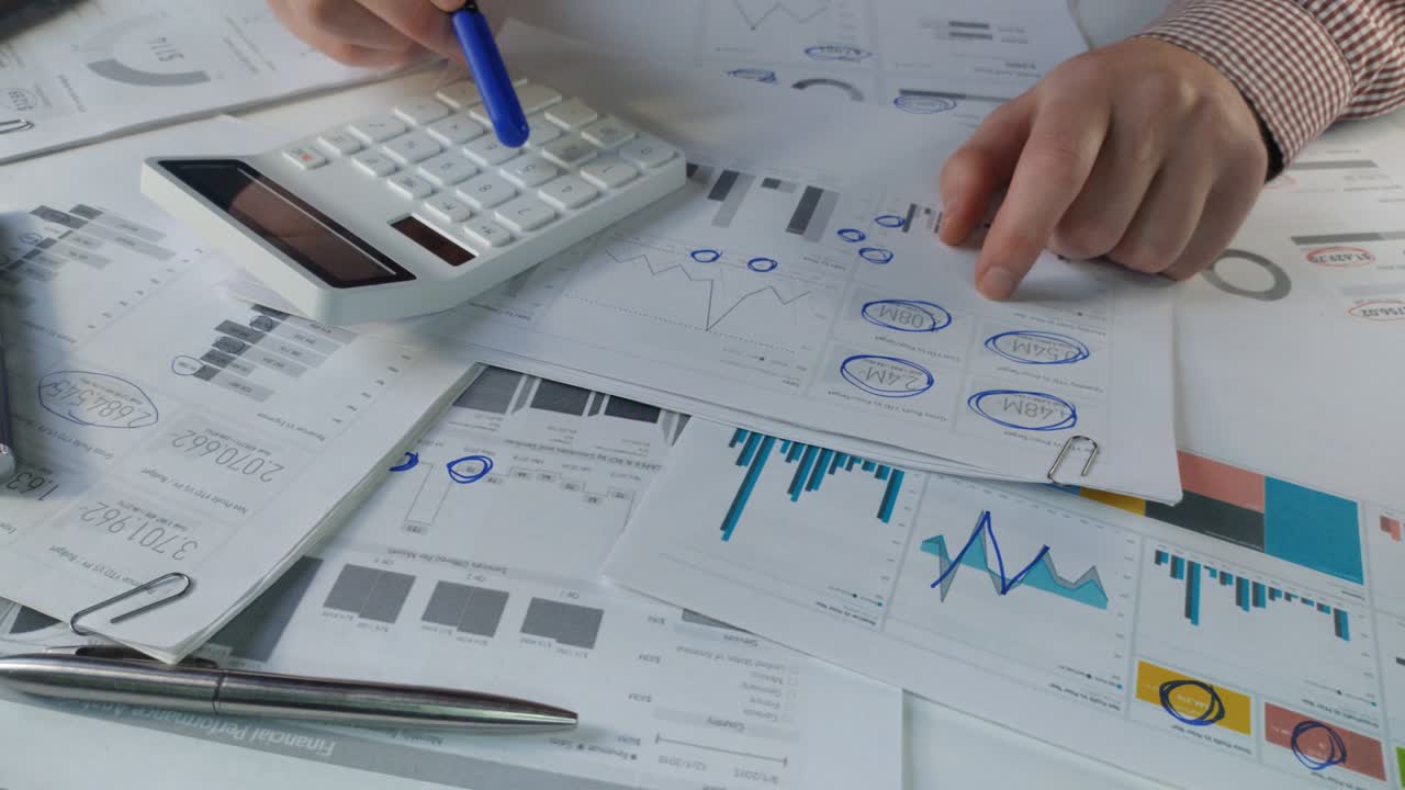 vista de arriba de un hombre de negocios haciendo papeleo