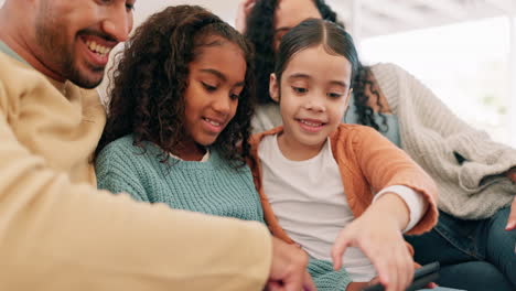 padres, hijos o familia con una tableta en casa