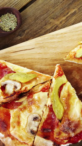 pizza deliciosa con ingredientes en una mesa de madera