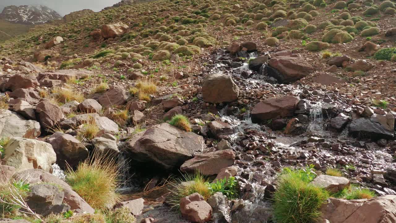 corriente de montaña fluye en alto atlas, marruecos, cámara lenta