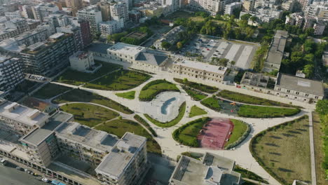 imágenes aéreas sobrevolando el parque rossani en el centro de bari, italia