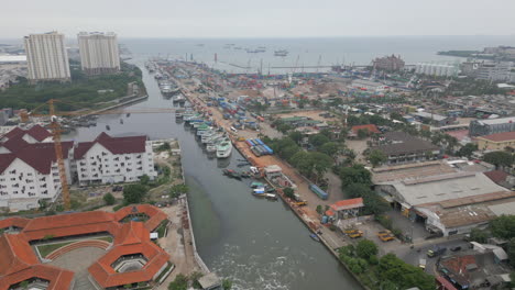 Patio-De-Contenedores-De-Envío-De-Ancol-En-Un-Día-Nublado-En-El-Norte-De-Yakarta,-Indonesia,-Seguimiento-En