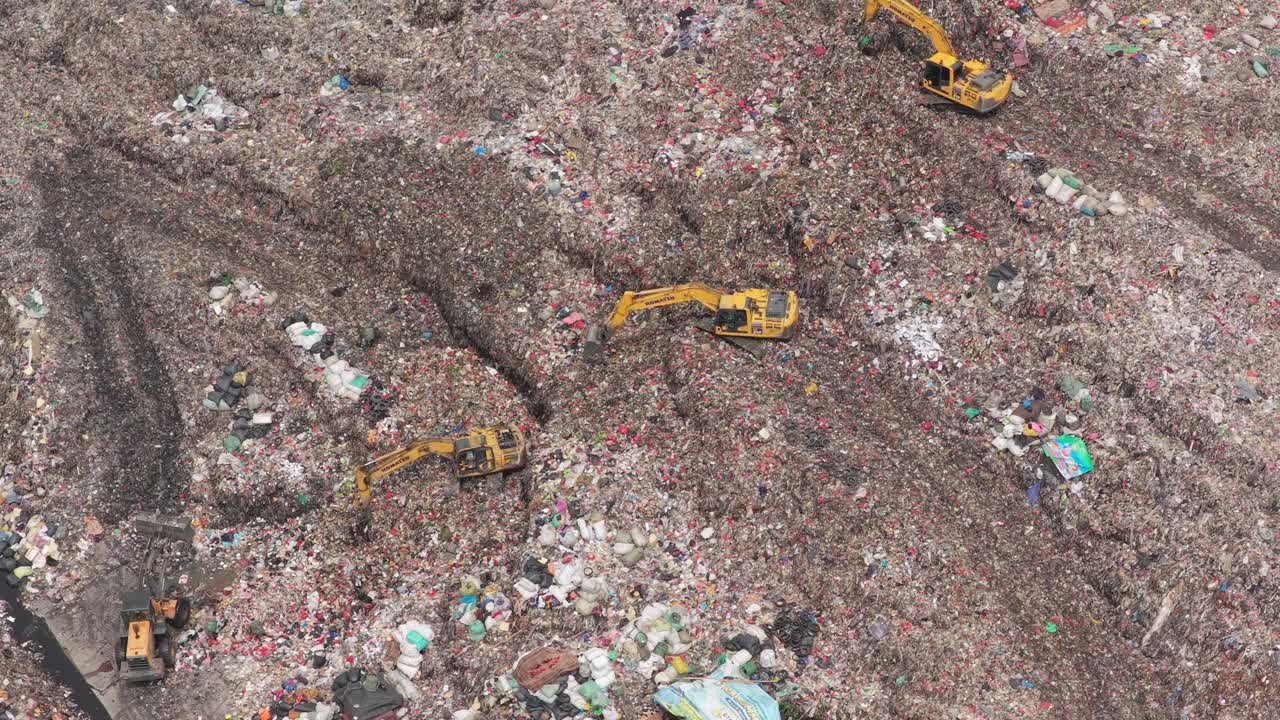 Vista aerea di escavatori al lavoro nella discarica di Bantar Gebang
