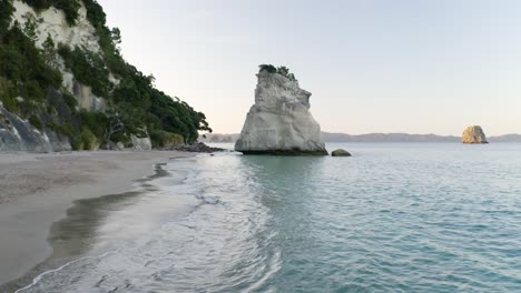 Te-Hoho-Rock-An-Der-Cathedral-Cove,-Niedriger-Rückzug-Aus-Der-Luft,-Um-Die-Höhle-Freizulegen