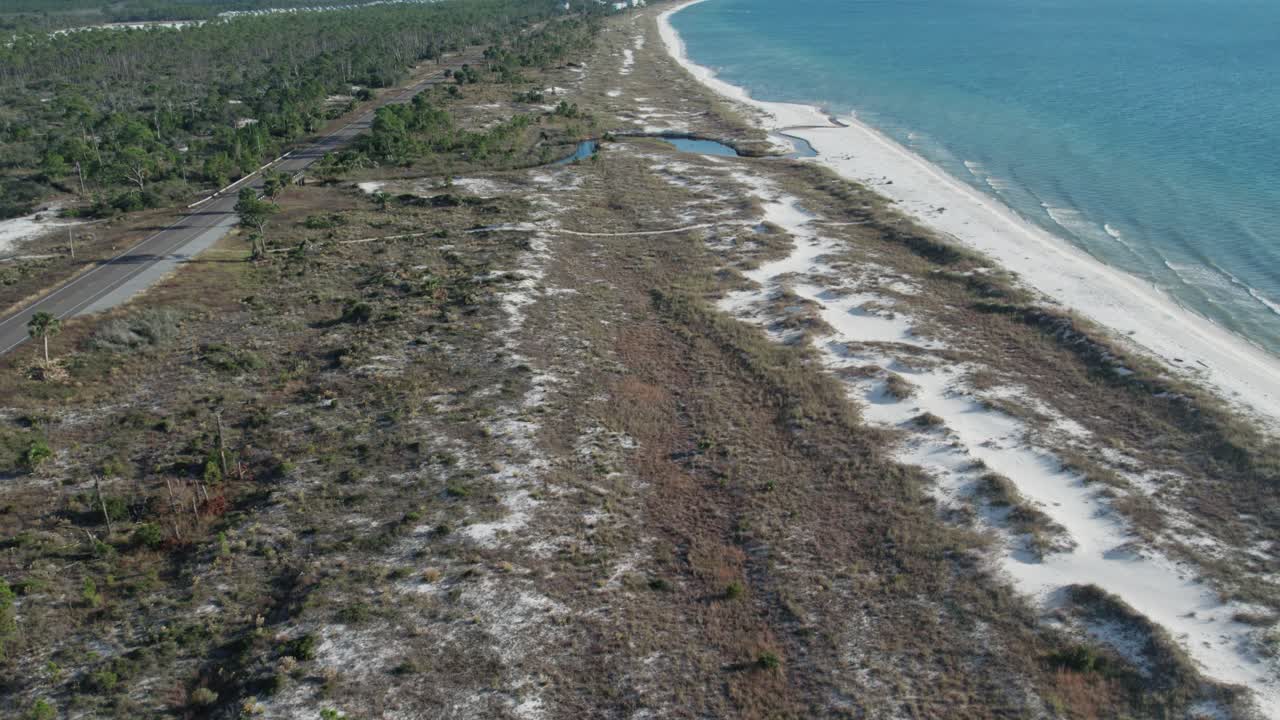vieja carretera abandonada y área de playa a lo largo de una línea costera de florida