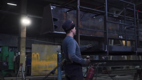 trabajador industrial que maneja una plataforma metálica en una instalación de fabricación