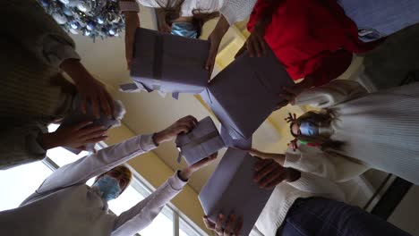amigos celebrando la navidad con regalos