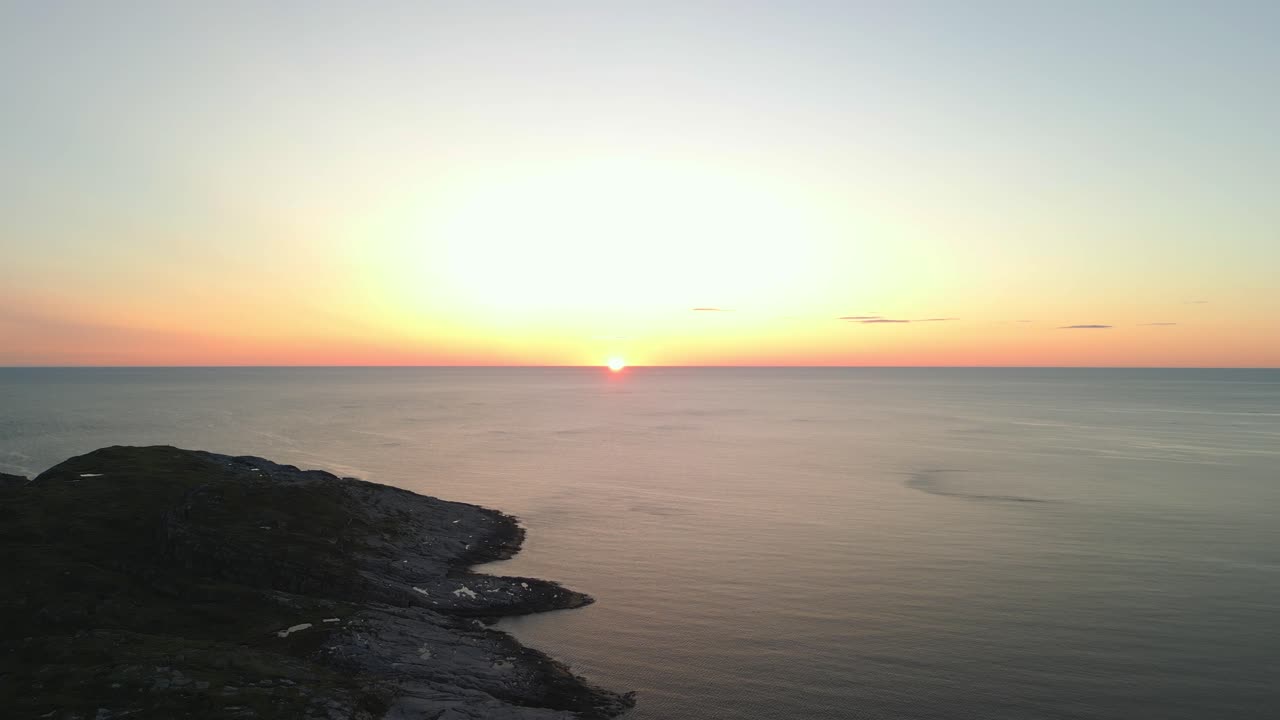 el sol poniéndose en el océano