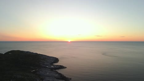 sol a pôr-se no oceano