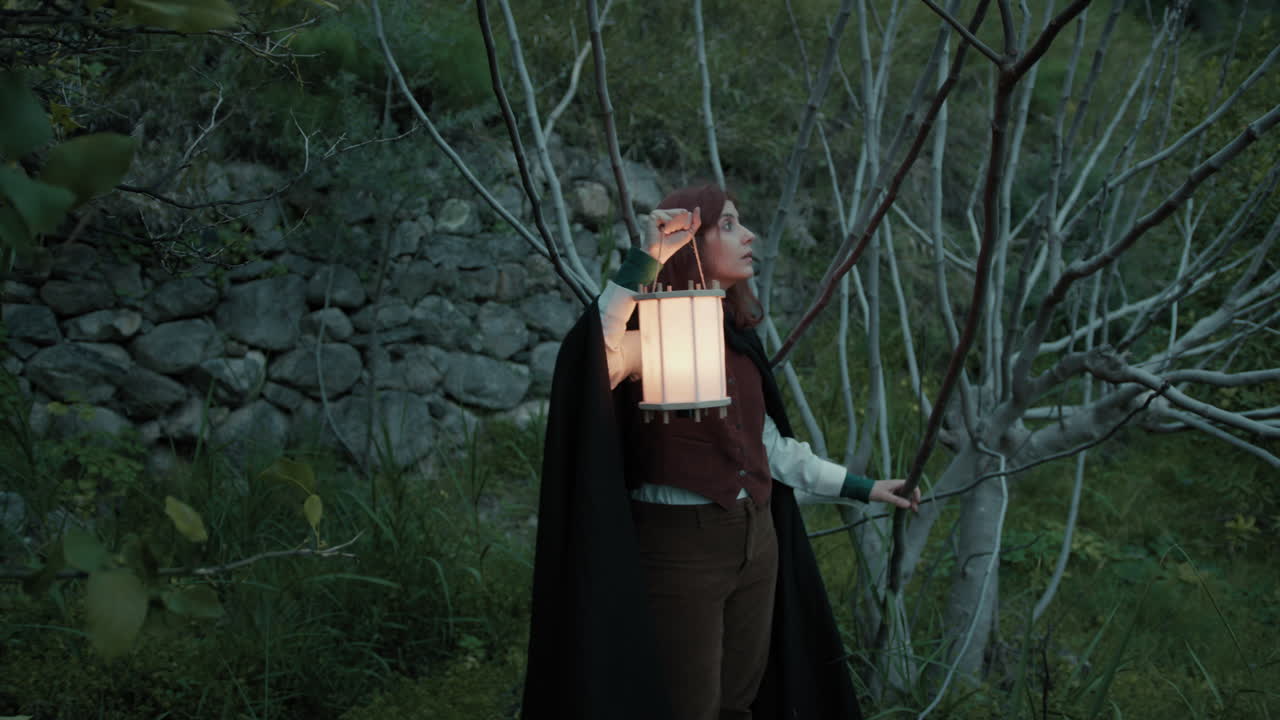 una mujer asustada huye al bosque de cuentos de hadas con una linterna por la noche.