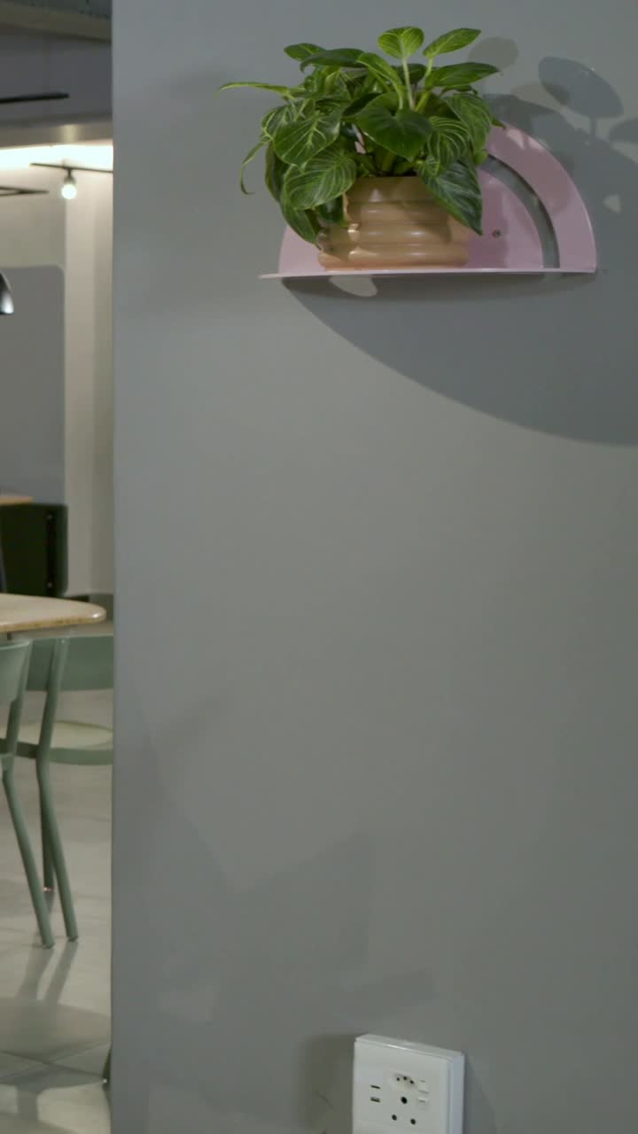 Video verticale: due colleghi in abbigliamento casual che controllano i tablet nella sala relax dell'ufficio per un progetto
