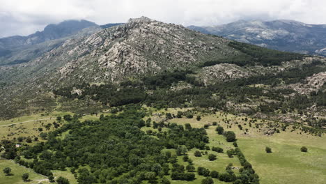 Vista-Aérea-Panorámica-Sobre-Las-Cadenas-Montañosas-De-La-Sierra-De-Guadarrama-Y-Las-Estribaciones-Circundantes-De-Manzanares-El-Real,-Comunidad-De-Madrid-En-España