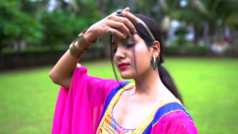 bella mujer india en el tradicional chaniya choli para navratri-7