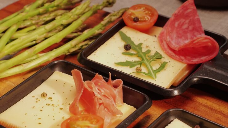 Ristorante italiano o spagnolo con tapas tradizionali, cucina spagnola, deliziose tapas e piatto di formaggi, bruschetta con formaggio, olive, pomodori secchi e gustosi antipasti da bar, buffet
