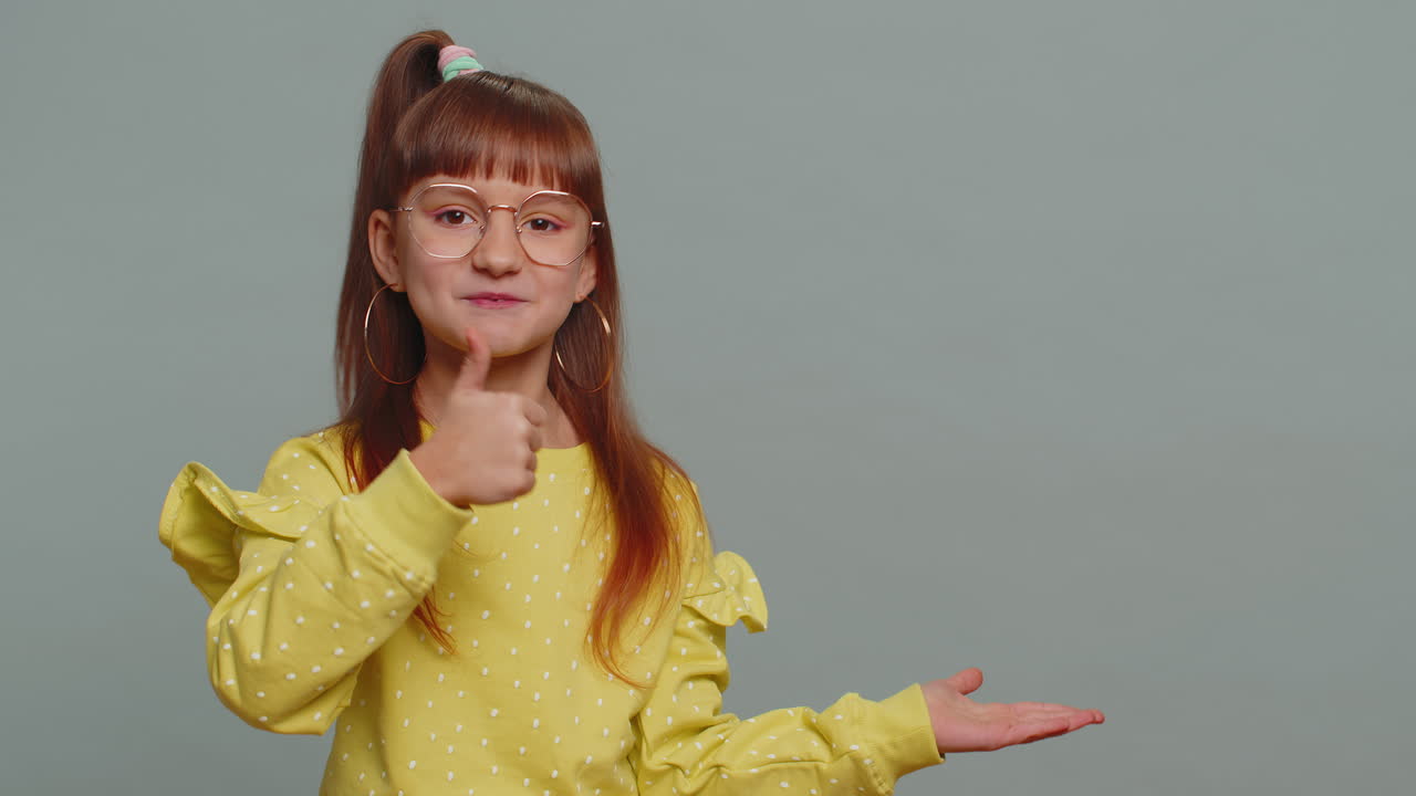Ragazza che indica un posto vuoto, un'area pubblicitaria per la copia di testi commerciali, uno spazio per la promozione di merci