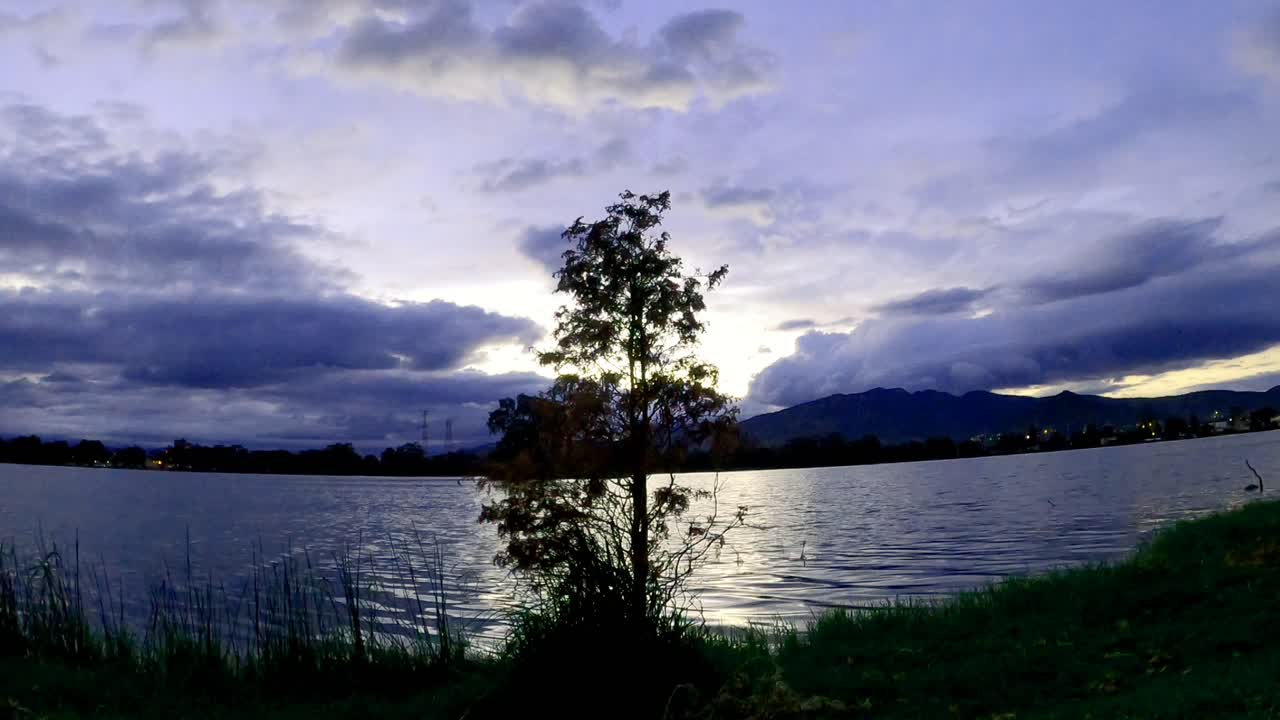 Hyperlapse of a sunset on the shores of a lagoon