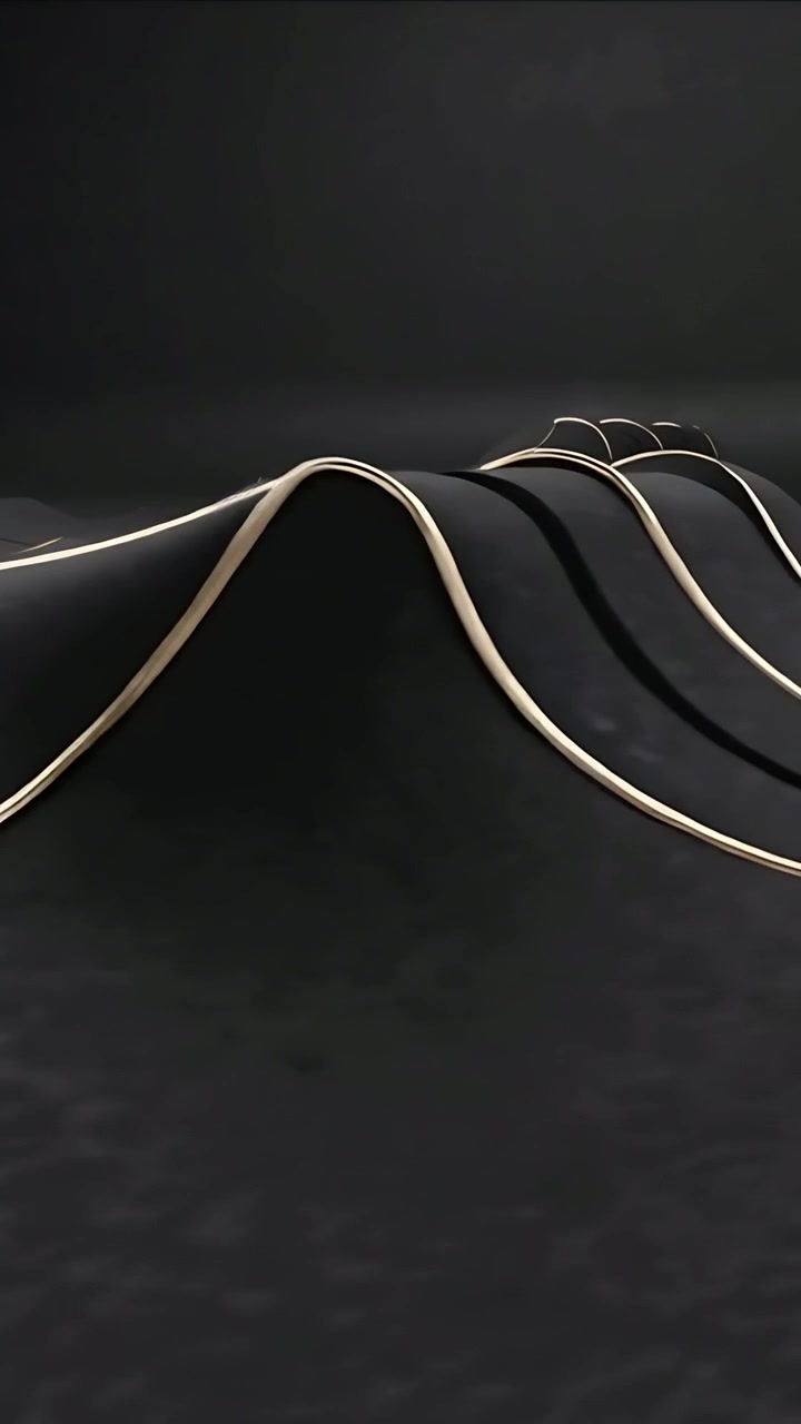 Vídeo vertical: Câmera em movimento panorâmico revelando painéis pretos em estúdio, formando anéis com acabamento dourado iluminado