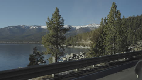 穿過美麗的塔霍湖風景, 從車上看到山和湖,