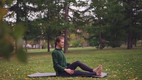 mujer practicando yoga en un parque