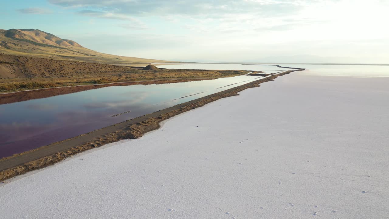 vista aérea del paisaje único, estanques rosados y blancos poco profundos junto al gran lago saly, utah, ee.uu.